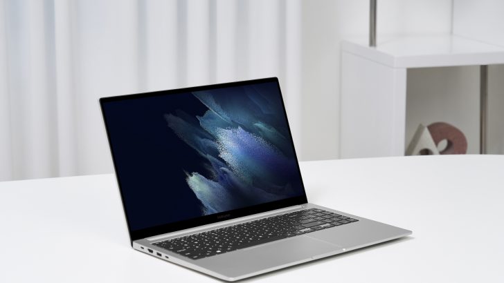 Galaxy_Book_15inch_MysticSilver_Broll_2.jpg