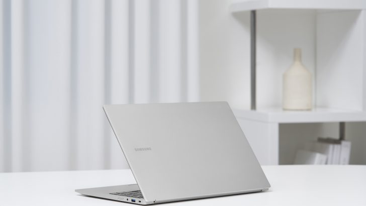 Galaxy_Book_15inch_MysticSilver_Broll_3.jpg