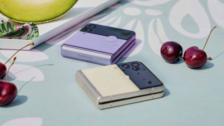 03_05_lifestyle_galaxyzflip3_5g_cream_lavender_L-e1630069929684.jpg