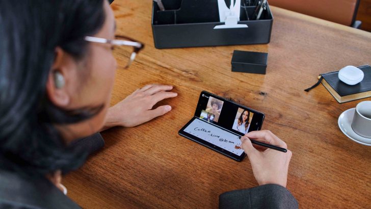 03_07_lifestyle_galaxyzfold3_5g_phantomblack_spen_phantomblack_galaxybuds2_olive_L.jpg