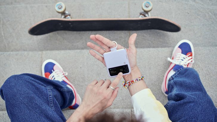 03_10_lifestyle_galaxyzflip3_5g_cream_L.jpg