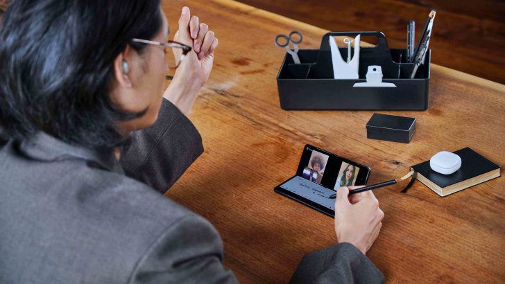 03_08_lifestyle_galaxyzfold3_5g_phantomblack_spen_phantomblack_galaxybuds2_olive_L.jpg