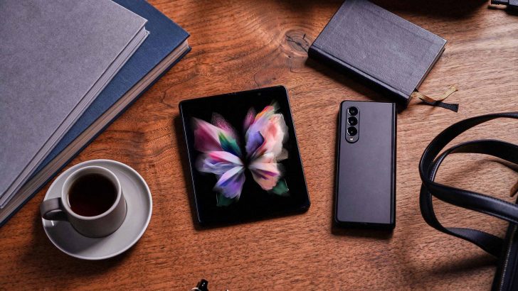 03_13_lifestyle_galaxyzfold3_5g_phantomblack_L.jpg