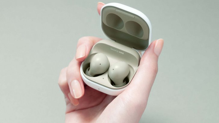 02_01-Berry-product_06_galaxybuds2_handson_olive_L.jpg