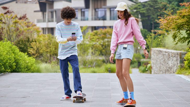 03_06_lifestyle_galaxyzflip3_5g_cream_lavender_galaxywatch4_pinkgold_L.jpg