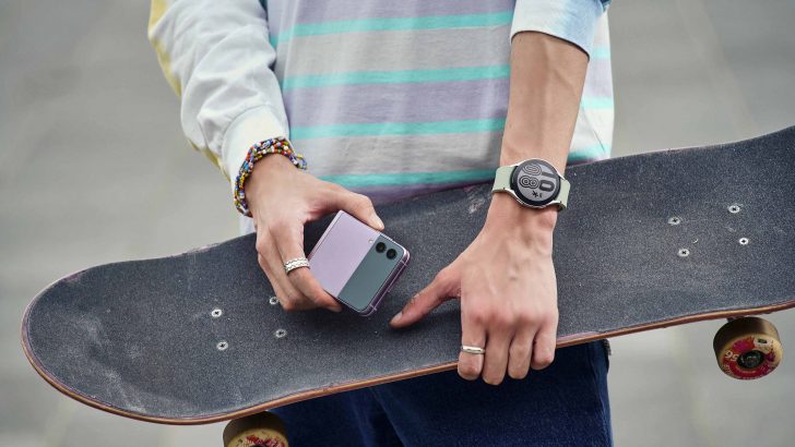 03_08_lifestyle_galaxyzflip3_5g_lavender_galaxywatch4_silver_L.jpg