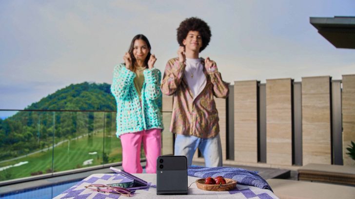03_12_lifestyle_galaxyzflip3_5g_green_lavender_L.jpg
