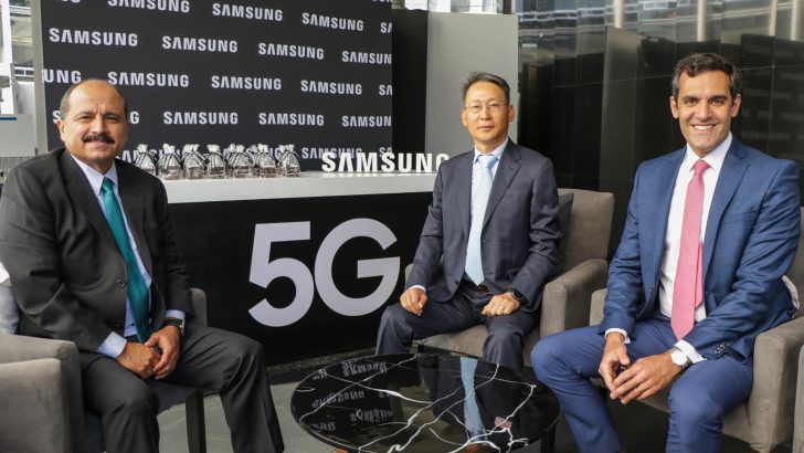 Samsung_Foro-Senado_Sang-Jik-Lee_Javier-Lizarraga-Stand.jpg
