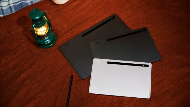 003_lifestyle_galaxytabs8ultra_graphite_galaxytabs8plus_graphite_galaxytabs8_silver-1.jpg