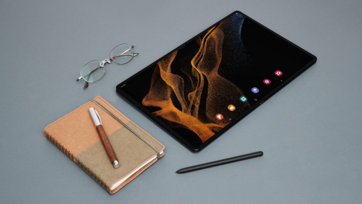 008_design_galaxytabs8ultra_with_book_cover_graphite-1.jpg