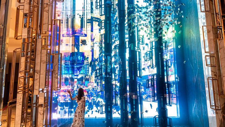 The-Wall_Atlantis-The-Royal_dl2_LED-Signage-in-the-Lobby-2.jpg