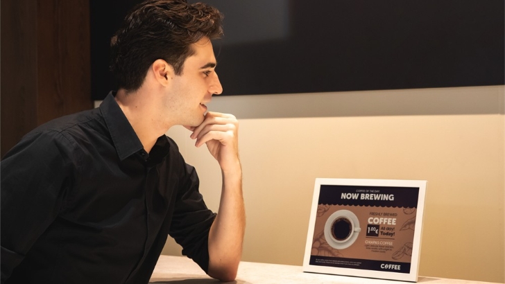 Samsung Desvela el Futuro de la Publicidad: Pantallas de Tinta Electrónica con Materiales Marinos y Consumo Energético Redefinido