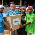 Each-Orang-Asli-families-received-food-supplies-and-body-care-products-from-Samsung.jpg
