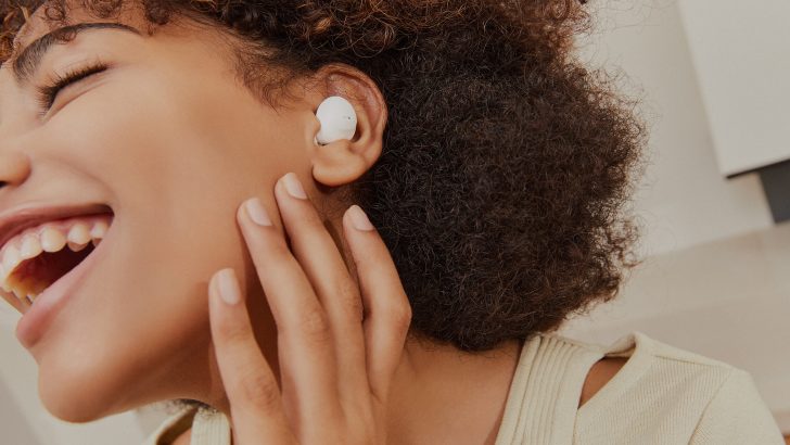 4-049_lifestyle_galaxy_buds2pro_white.jpg
