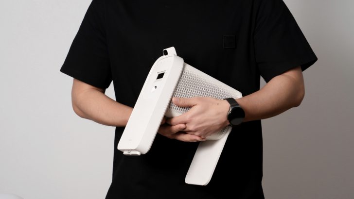▲-Engineers-say-it’s-safer-to-hold-The-Premiere-5-with-both-hands-when-moving-the-device..jpg