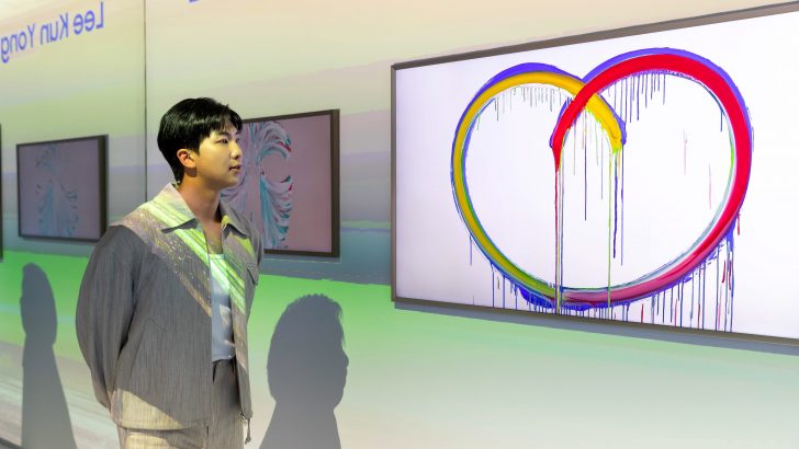 RM-admires-artwork-by-Kun-Yong-Lee..jpg