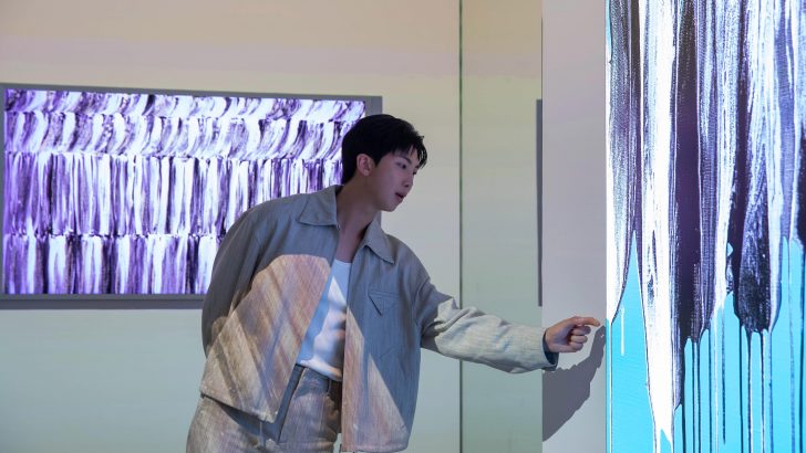RM-checks-out-a-piece-on-display-at-ArtCube..jpg