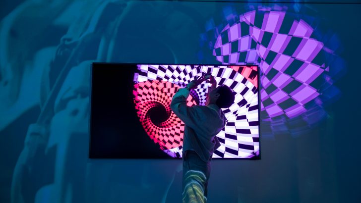 RM-stops-to-look-at-artwork-inside-ArtCube..jpg