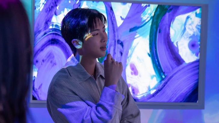 RM-views-the-artwork-on-display-inside-ArtCube..jpg