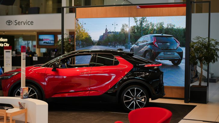 Samsung-TVs-and-Displays-Toyota-Expands-Partnership-Dealerships-Smart-signage-displays_dl1-e1759457269303.jpg