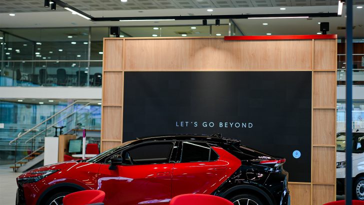 Samsung-TVs-and-Displays-Toyota-Expands-Partnership-Dealerships-Smart-signage-displays_dl2.jpg