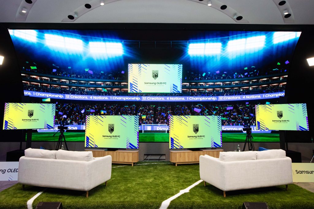 El escenario principal en Samsung KX está preparado para la competencia, mostrando la jugabilidad de EA SPORTS FC™ 26 en televisores OLED de Samsung durante Samsung OLED FC