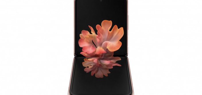 03_galaxyzflip5g_mystic_bronze_front_table_top.jpg