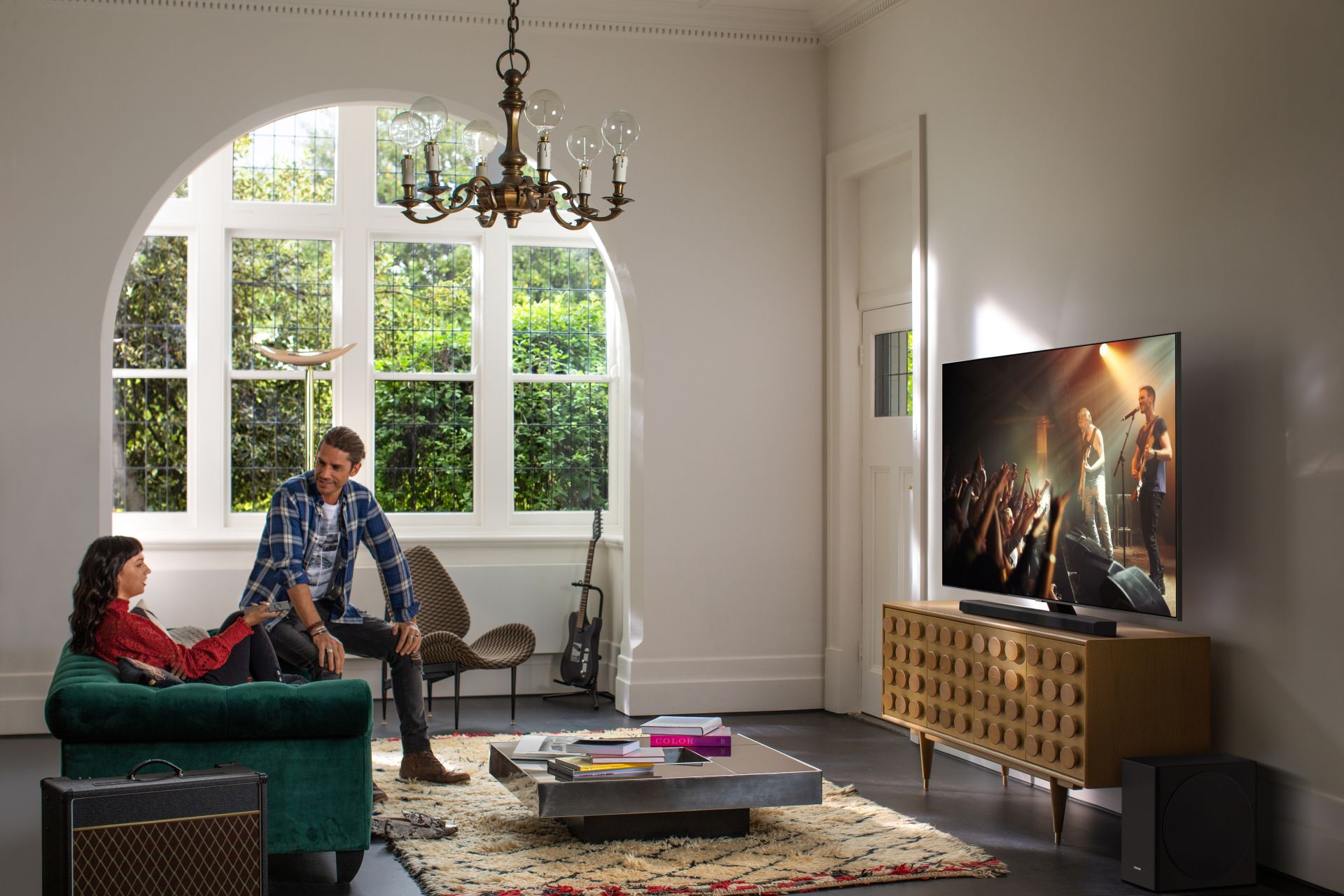 amsung-qled-q80t-lifestyle