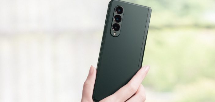 02_01-Q2-Product_17_galaxyzfold3_5g_handson_phantomgreen_H.jpg