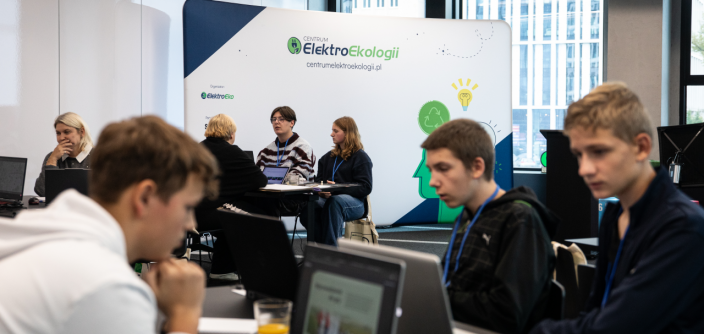 Praca-w-grupach-1-IV-edycja-ElektroEkologicznego-Hackathonu.png