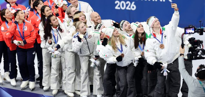 Team-Figure-Skating-Victory-Selfie-.jpg