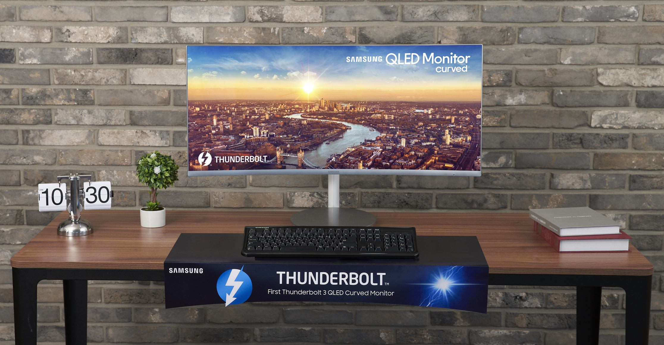 Samsung Electronics представила первый в мире изогнутый QLED монитор с ...