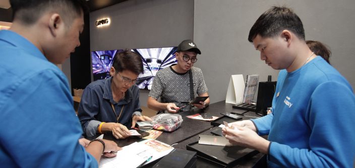 Galaxy-S9-9-First-Day-Pick-Up_03.jpg