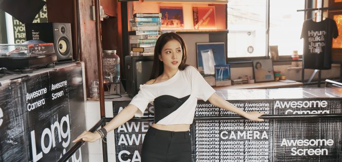 B-Cut_Galaxy-A_Jisoo_04.jpg