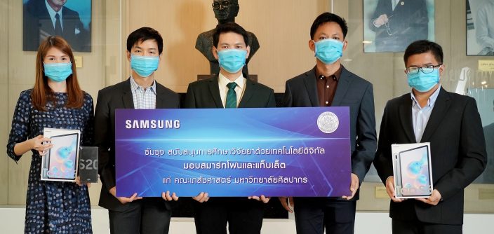 คณะผู้บริหารจากซัมซุงและคณะบดีภาควิชาเภสัชศาสตร์.jpg