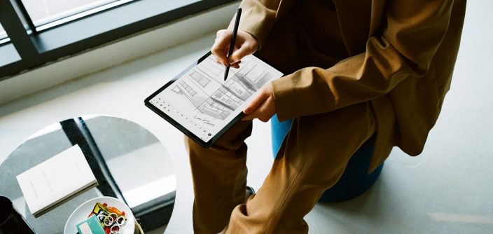 18_galaxytabs7_tabs7plus_lifestyle_image_2.jpg