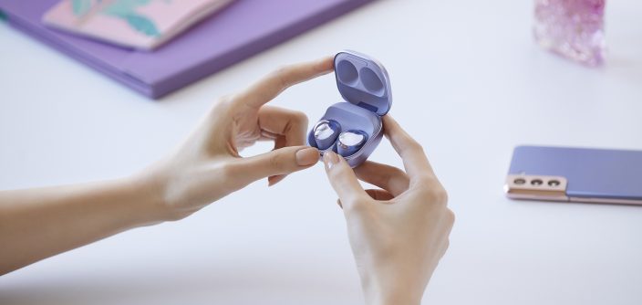 01_galaxybudspro_handson_violet_RE.jpg