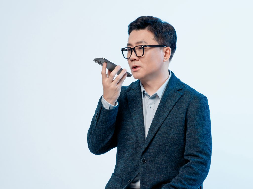 Park speaks to Galaxy S26 Ultra to demonstrate Bixby’s new agentic capabilities.