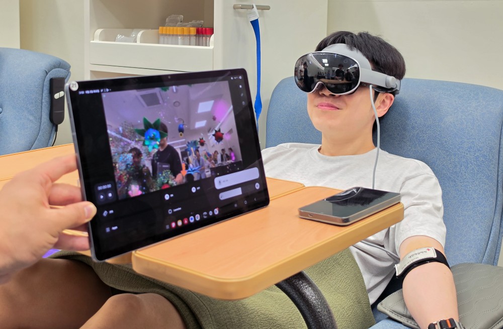 พนักงานซัมซุงกำลังใช้งาน Galaxy XR ระหว่างบริจาคโลหิต ณ ซัมซุง ดิจิทัล ซิตี้