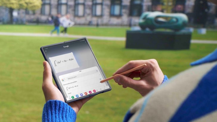 Marking-Eight-Generations-of-Foldable-Innovation-The-Incredible-Evolution-of-Samsungs-Galaxy-Z-Series_SEAO-Feature-Story-Main6.jpg