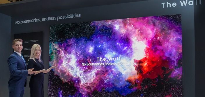 Samsung-FL2019_219-The-Wall_-with-models1