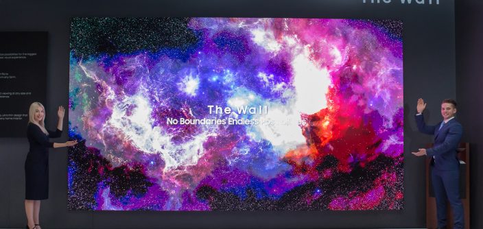 Samsung-FL2019_219-The-Wall_-with-models2.jpg
