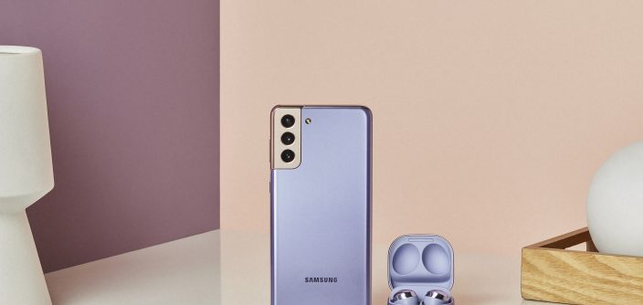 Galaxy-S21_plus_budspro_lifestyle_violet-1.jpg
