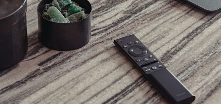 Neo-QLED-Lifestyle_remote.jpg