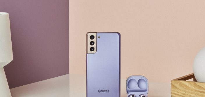Galaxy-S21_plus_budspro_lifestyle_violet_crop-1.jpg