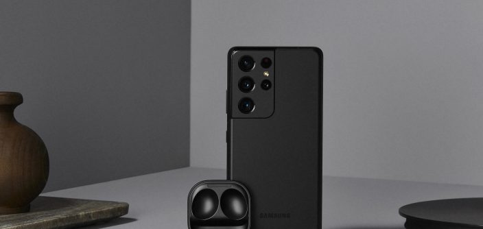 Galaxy-S21_ultra_budspro_lifestyle_black_Crop.jpg