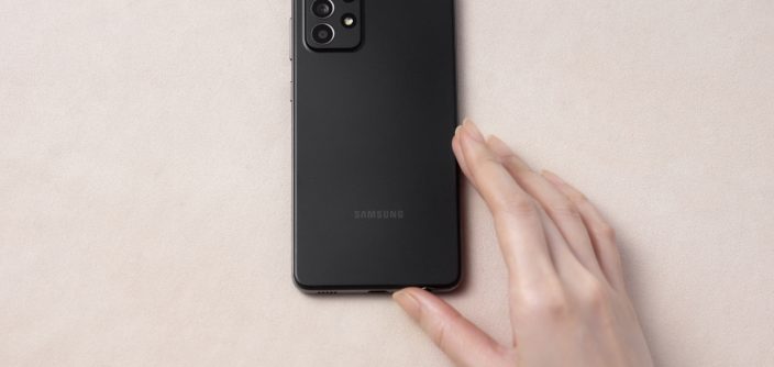 Galaxy_A52_handson_black.jpg
