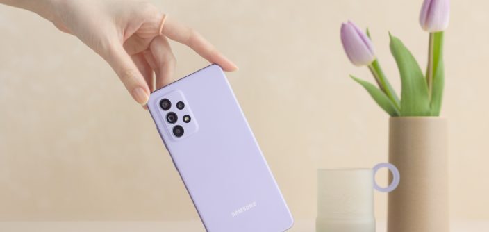 Galaxy_A52_handson_violet.jpg