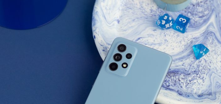Galaxy_A52_lifestyle_blue.jpg