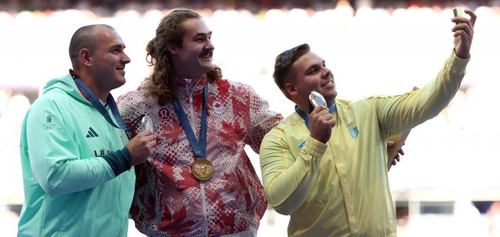 Mens-Hammer-Throw-victory-selfie.jpg